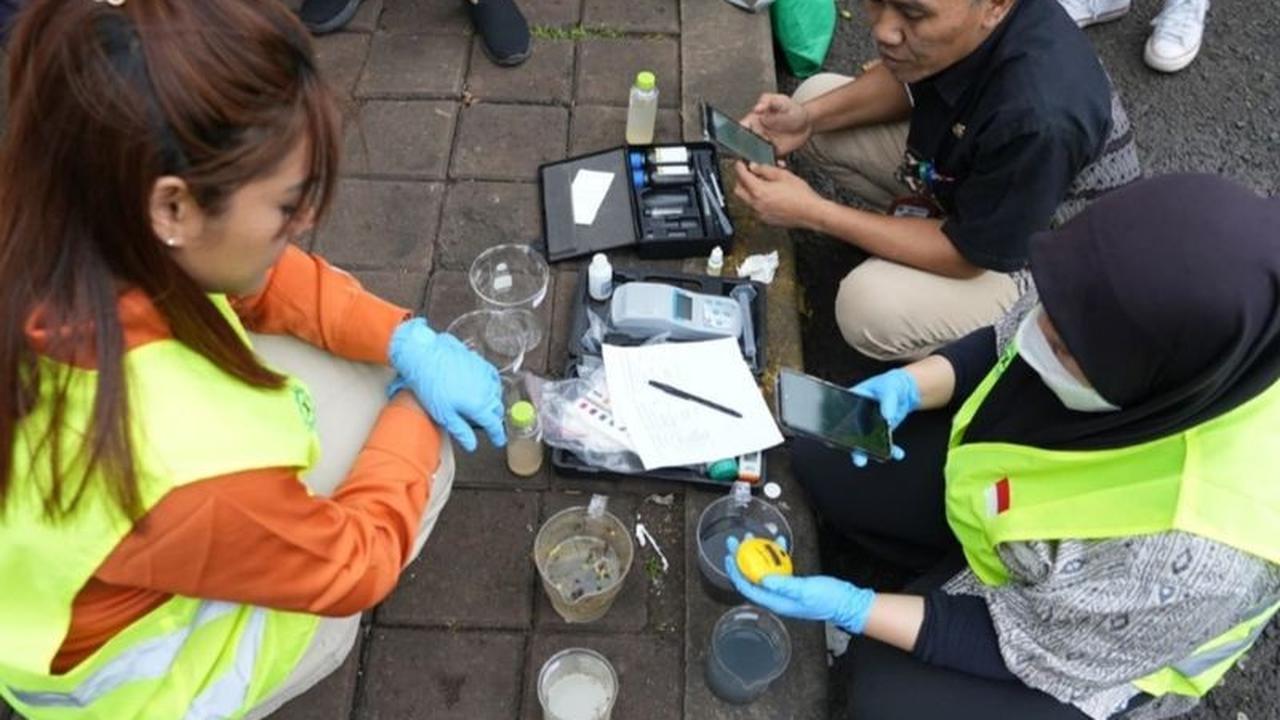 Jakarta Barat Uji Coba Bakteri Ecotru Atasi Pencemaran Air Saluran Phb
