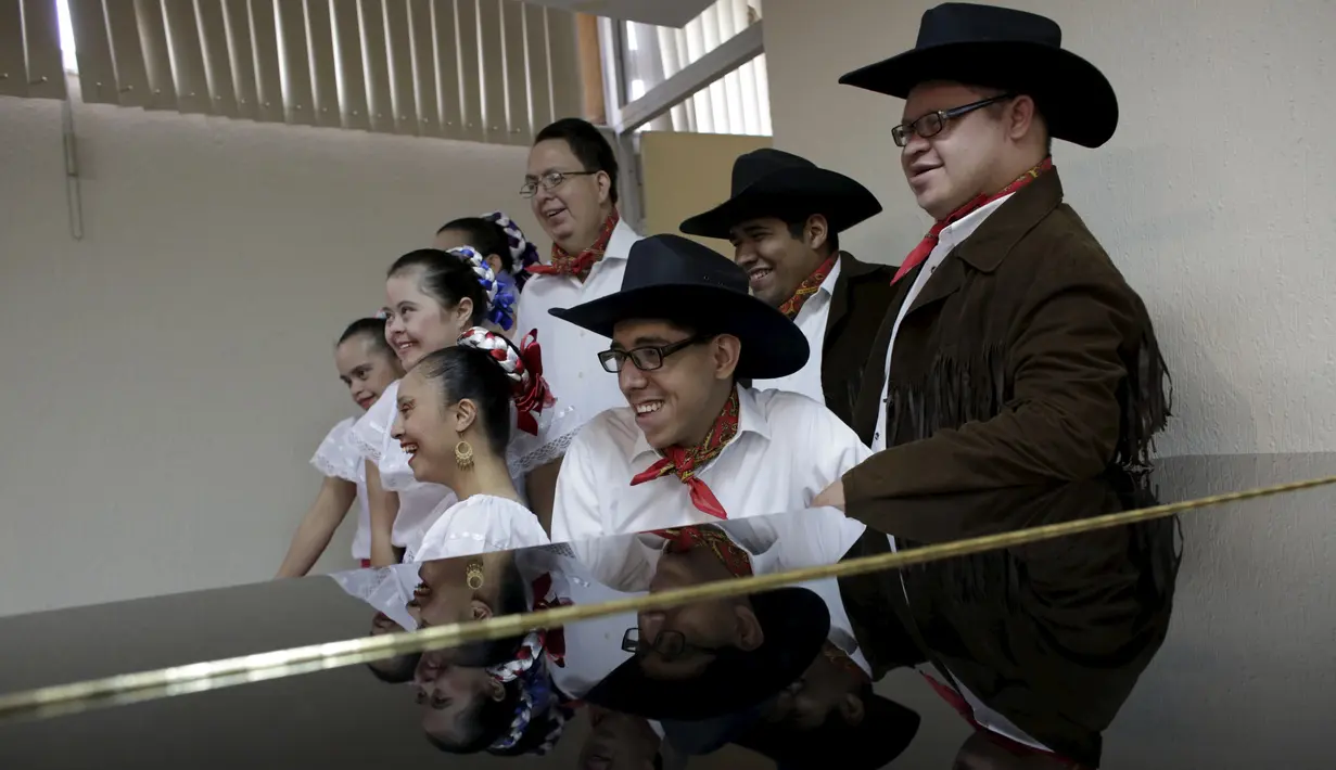Sekelompok penari yang mengidap 'down syndrome' saat akan pentas di acara tari, Monterrey, Meksiko, pada 9 April 2016. (REUTERS/Daniel Becerril)