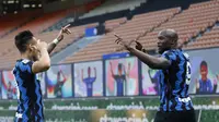 Striker Inter Milan Romelu Lukaku berselebrasi dengan rekan setimnya Lautaro Martinez usai mencetak gol ke gawang Sassuolo dalam laga tunda Liga Italia di Giuseppe Meazza, Rabu (7/4/2021) malam WIB. (AP Photo/Antonio Calanni)
