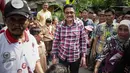 Djarot Saiful Hidayat saat kunjungan ke Jalan Ali Sadikin di Kelurahan Papanggo, Jakarta Utara (23/11). ). Djarot mengungkapkan pihaknya bakal segera merapikan bangunan-bangunan sekolah, khususnya di Papanggo pada tahun 2017. (Liputan6.com/Faizal Fanani)