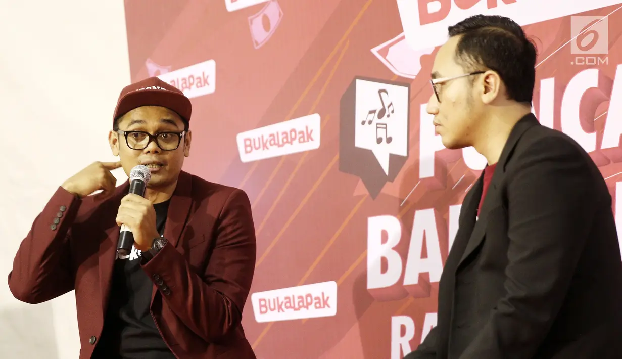 VP of Marketing Bukalapak Bayu Syerli (kiri) saat jumpa pers Bukalapak dengan program Badai Ratusan Miliar di STUDIO 6 EMTEK CITY, Jakarta, Kamis (26/7). Program ini mulai dari Badai Flash Deal, Badai Uang dan Badai Rumpi. (Liputan6.com/Herman Zakharia)