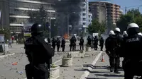 Aksi pukul mundur demosntran di Kosovo. (BBC)