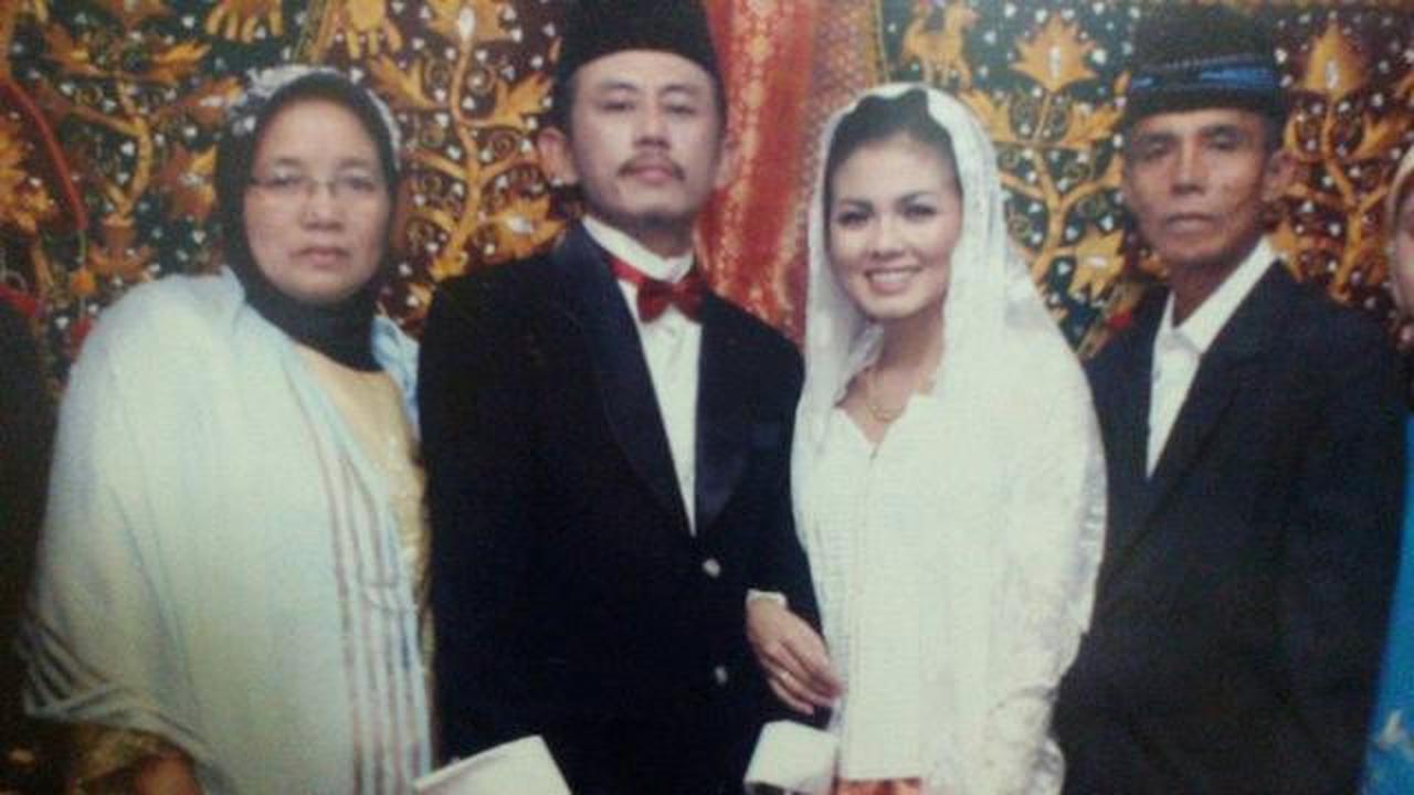 6 Potret Lawas Pernikahan Epy Kusnandar dan Karina Ranau, Harmonis Selama 17 Tahun
