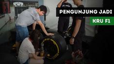 Pengunjung sekaligus penonton F1 GP Singapura merasakan pengalaman menjadi kru tim F1.