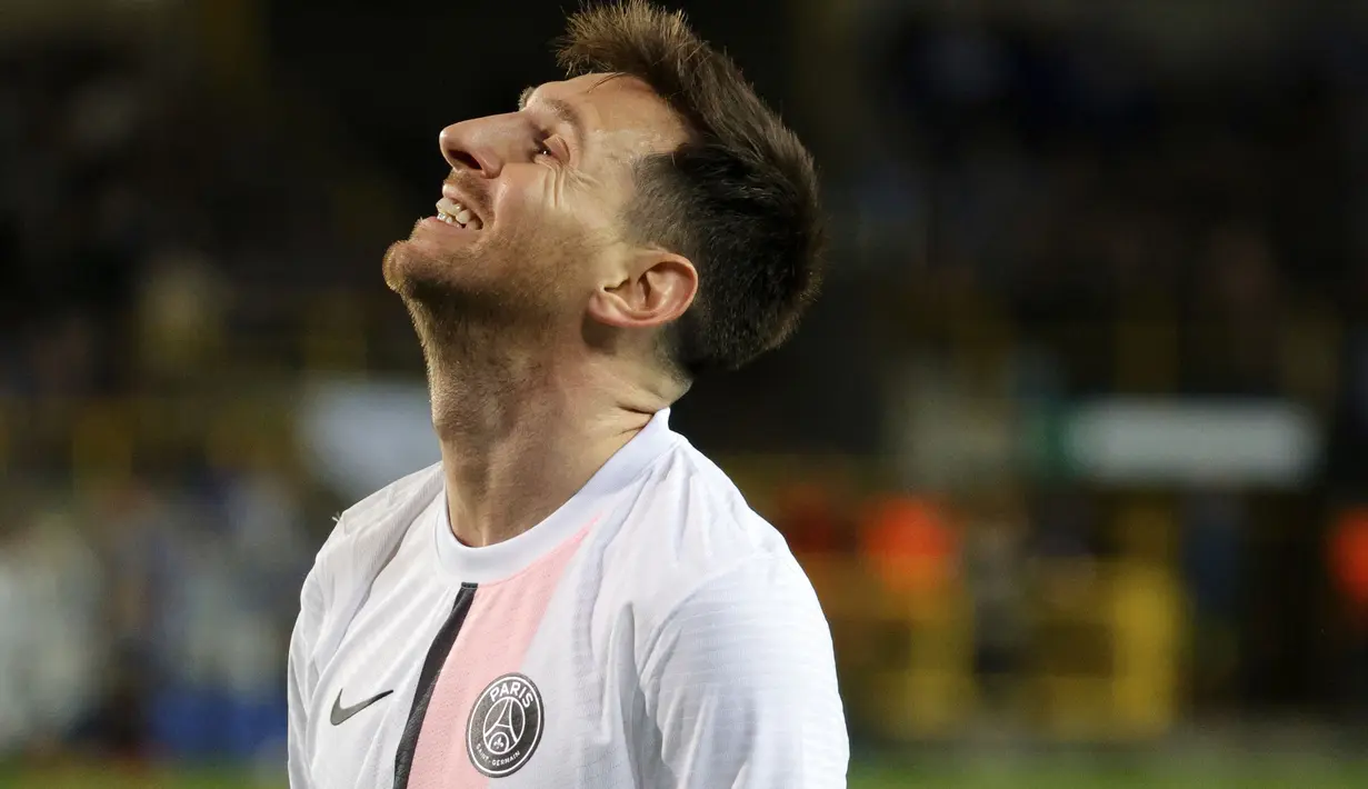 Matchday pertama Liga Champions 2021/2022 tak begitu bersahabat dengan bintang baru Paris Saint-Germain, Lionel Messi. Pasalnya, Messi tak mampu berbicara banyak kala menghadapi Club Brugge. Ia malah mendapatkan kartu kuning dari wasit saat laga tersebut. (AP/Olivier Matthys)