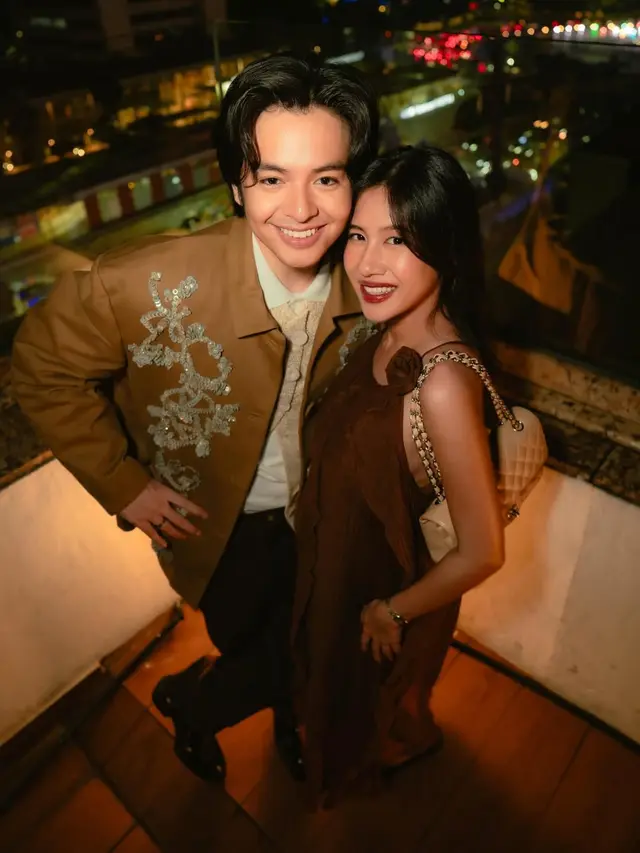 Baby Bump Chic! Gaya Bumil Shenina Cinnamon dalam Balutan Dress Putih & Cokelat Saat Dukung Premiere Film Angga Yunanda