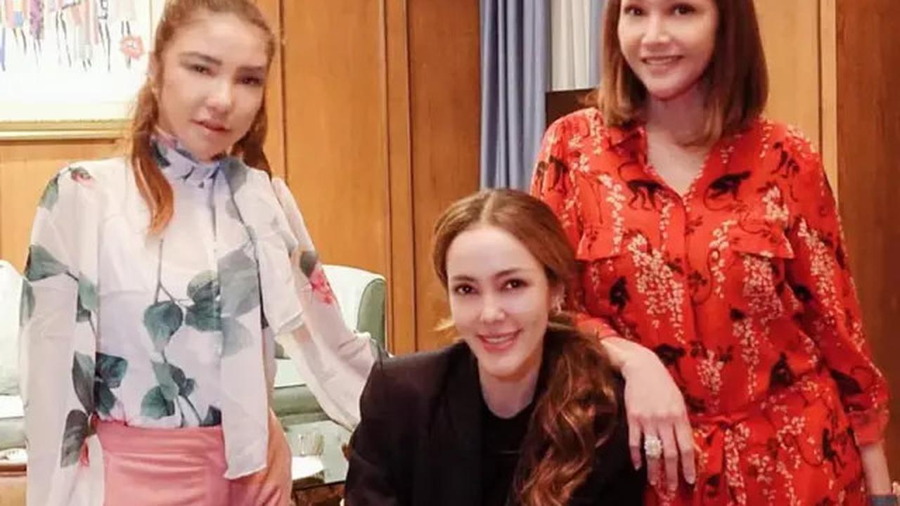 Pesona Maia Estianty Pakai Busana Warna Merah, Tampil Elegan dan Berani