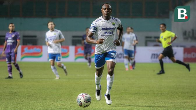 Bek Persib Bandung, Viktor Igbonefo menggiring bola saat menghadapi Persita Tangerang dalam laga pekan kedua BRI Liga 1 2021/2022 di Stadion Wibawa Mukti, Cikarang, Sabtu (11/09/2021). (Foto: Bola.com/Bagaskara Lazuardi)