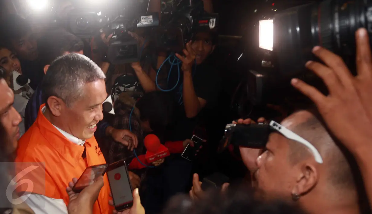 Ruslan Abdul Gani resmi ditahan KPK, Jakarta, Rabu (16/3/2016). Ruslan ditahan untuk 20 hari ke depan terhitung mulai (16/3) di Rutankelas I Jaktim cabang KPK di Denpom Guntur Kodam Jaya, Jakarta, Rabu (16/3/2016). (Liputan6.com/Helmi Afandi)