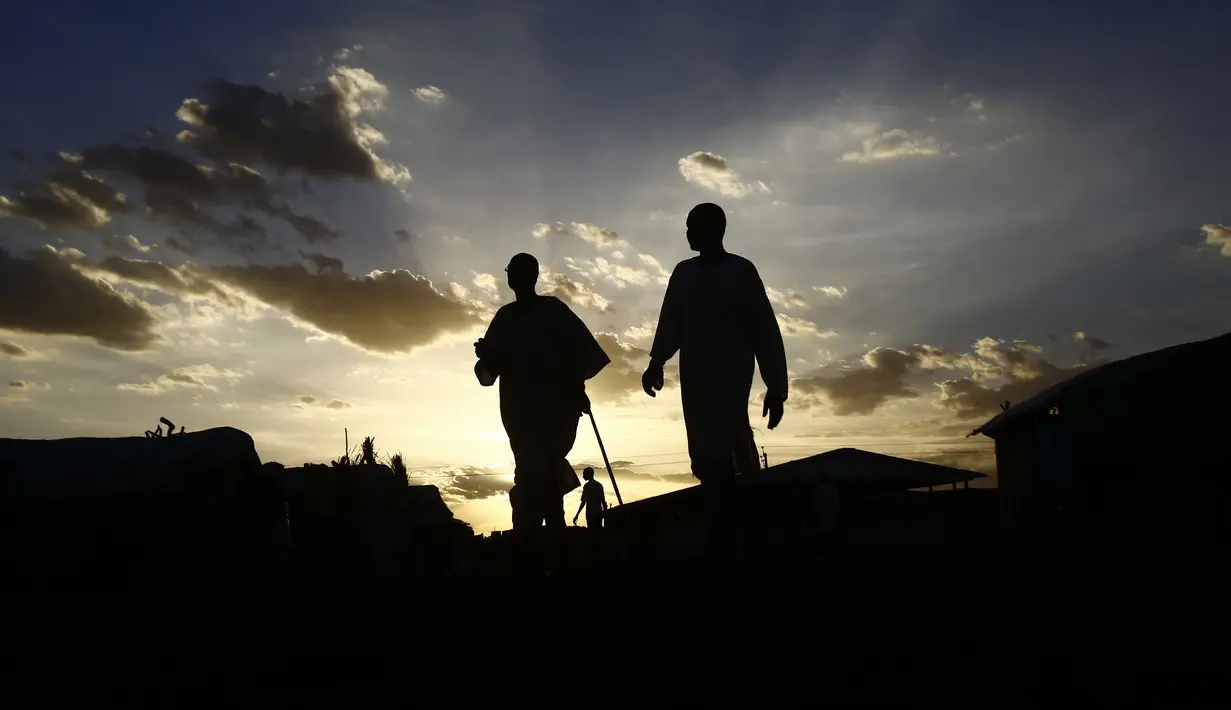 Pengungsi Sudan Selatan berjalan di kamp UNHCR al-Algaya di negara bagian Nil Putih Sudan, selatan Khartoum, (17/5). Tahun ini Lebih dari 95.000 orang Sudan Selatan telah memasuki Sudan. (AFP Photo/Ashraf Shazly)