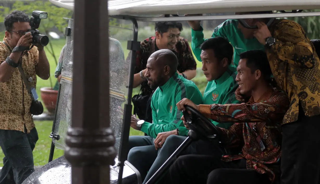 Boaz terlihat senang bersama para pemain Timnas Indonesia menggunakan mobil listrik sebelum bertemu Presiden RI, Joko Widodo di Istana Merdeka, (19/12/2016). (Bola.com/Nicklas Hanoatubun)
