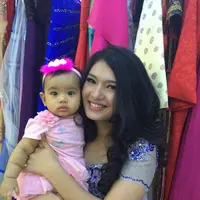 Menyadari bakat putrinya, Duma Riris mulai arahkan putrinya di dunia tarik suara.