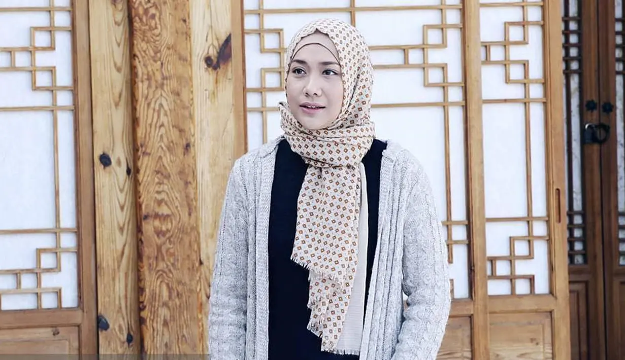 Pesona istri mendiang Ashraf Sinclair ini dengan balutan hijab berhasil bikin pangling. Bahkan dengan hijab aura cantik Bunga Citra Lestari tampak semakin terpancar. Ia pun dipuji makin anggun dalam balutan hijab.(Liputan6.com/IG/@bclsinclair)