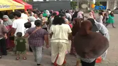 Para pembeli yang didominasi kaum ibu ini rela antre sejak subuh untuk berburu di pasar murah.