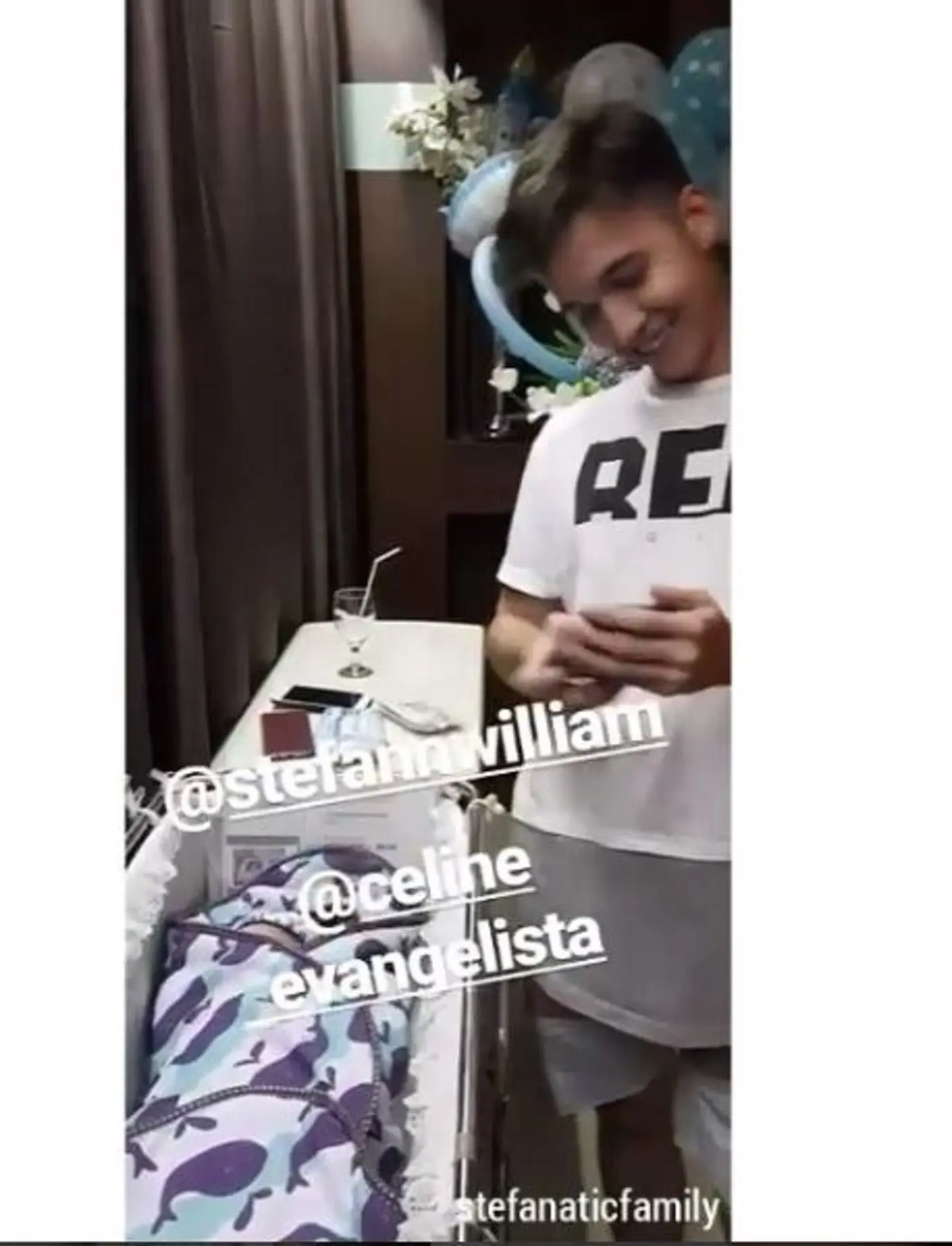 Stefan William tersenyum melihat bayinya (Instagram/@stefanaticfamily)