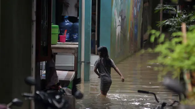 Permukiman Warga di Kebon Pala Jakarta Timur Terendam Luapan Kali Ciliwung