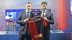 Pelatih baru Genoa Andriy Shevchenko (kiri) dan Presiden Josh Wander berpose dengan jersey tim selama presentasi resmi di stadion Luigi Ferraris di Genoa, Italia, Rabu (10/11/2021). Genoa secara resmi menunjuk Andriy Shevchenko sebagai pengganti Davide Ballardini. (Tano Pecoraro/LaPresse via AP)