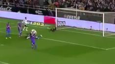 Dalam laga derby Valencia di lanjutan La Liga Spanyol, Valencia mencukur rival sekotanya dengan angka 3 - 0.