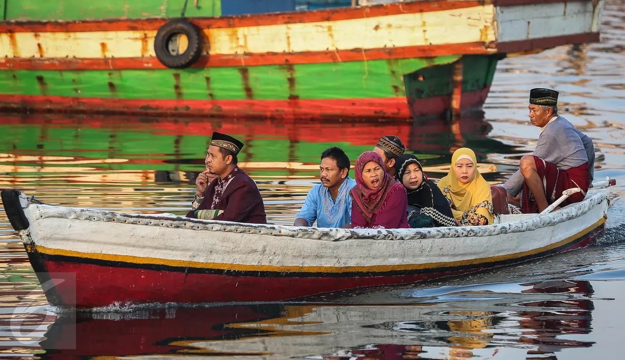 Ribuan umat Muslim bersiap melaksanakan Shalat Idul Adha di Pelabuhan Sunda Kelapa, Jakarta, Kamis (24/9/2015). Nuansa khas pelabuhan menjadi keunikan tersendiri saat Shalat Ied di tempat ini. (Liputan6.com/Faizal Fanani)