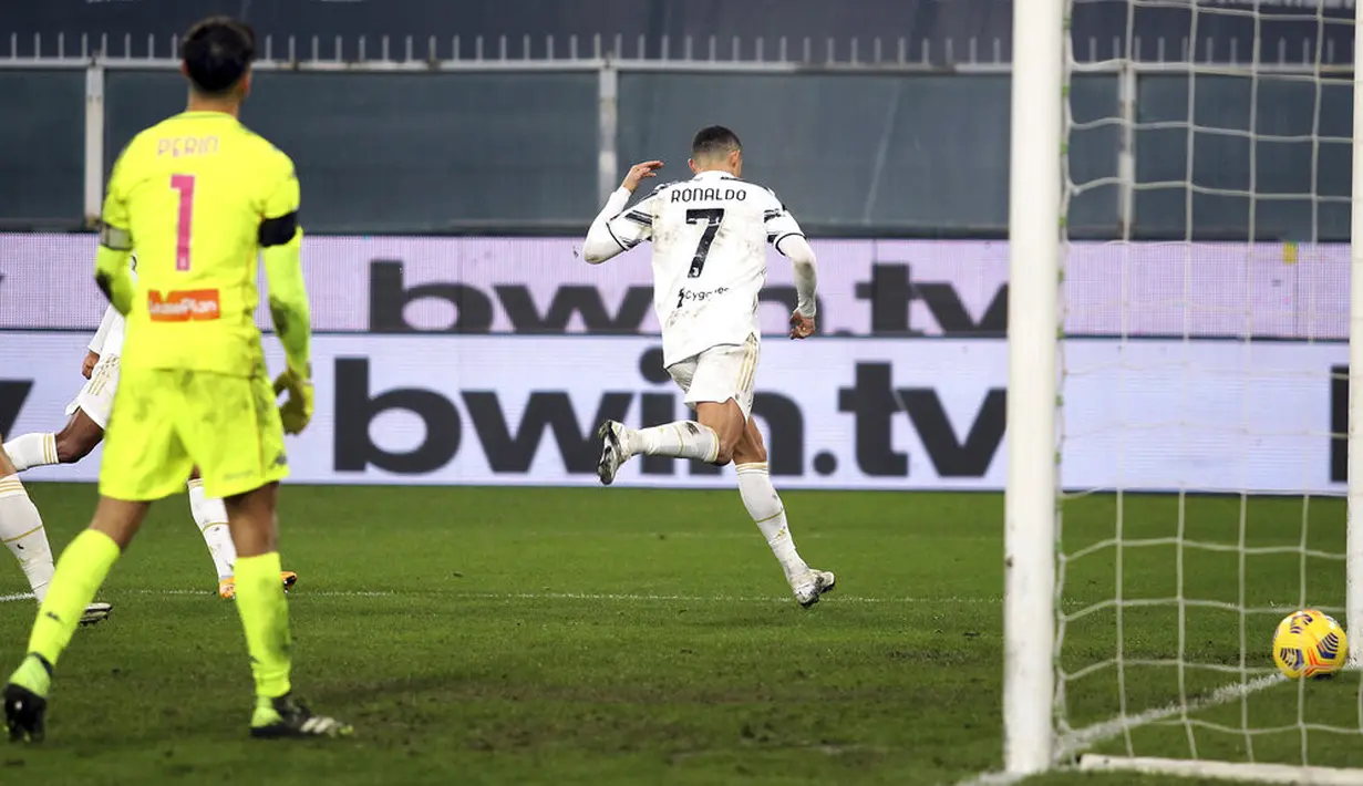 Pemain Juventus Cristiano Ronaldo mencetak gol ke gawang Genoa pada pertandingan Serie A Italia di Stadion Luigi Ferraris, Genoa, Italia, Minggu (13/12/2020). Juventus menang 3-1, Ronaldo mencetak dua gol. (Tano Pecoraro/LaPresse via AP)