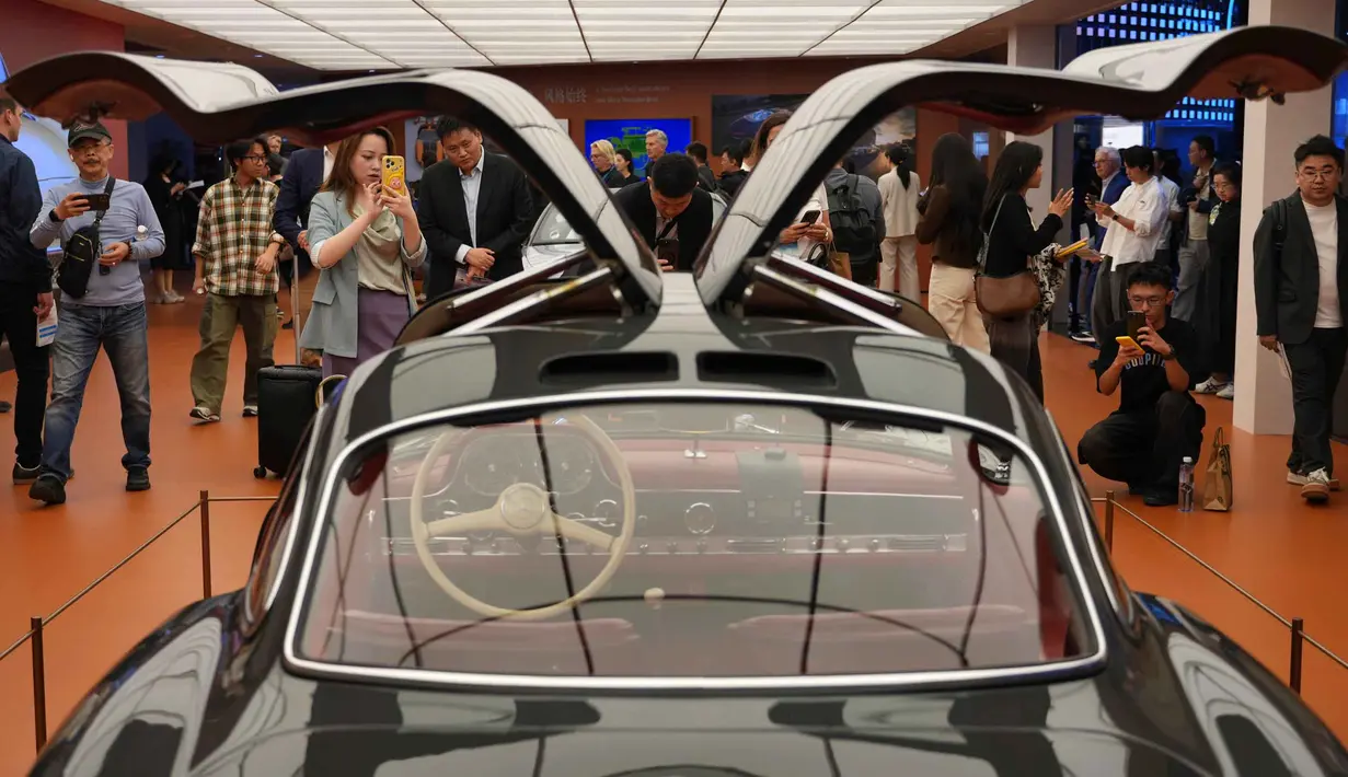 Para pengunjung mengunjungi stan Mercedes-Benz saat gelaran Beijing Auto Show 2026 atau Auto China 2026, Jumat 24 April 2026. (AP Photo/Ng Han Guan)