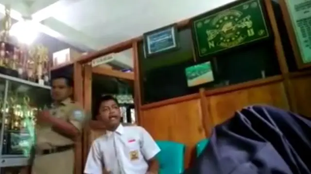 Siswa tak terima dihukum jalan kaki. (Foto: Liputan6.com/Muhamad Ridlo)