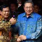 Ketua Umum Partai Gerindra Prabowo Subianto (kiri) berjabat tangan dengan Ketua Umum Partai Demokrat Susilo Bambang Yudhoyono atau SBY (kanan) usai bertemu di Jakarta, Senin (30/7). Demokrat mengusung Prabowo sebagai capres 2019. (Liputan6.com/JohanTallo)