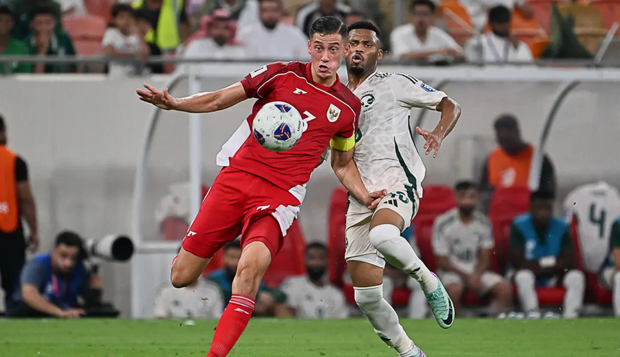Pemain Timnas Indonesia, Jay Idzes, berebut bola dengan pemain Arab Saudi, Aiman ​​Yahya, pada laga Grup B putaran keempat Kualifikasi Piala Dunia 2026 Zona Asia di King Abdullah Sports City Stadium, Jeddah, pada Kamis (9/10/2025) dini hari WIB. (AP Photo)