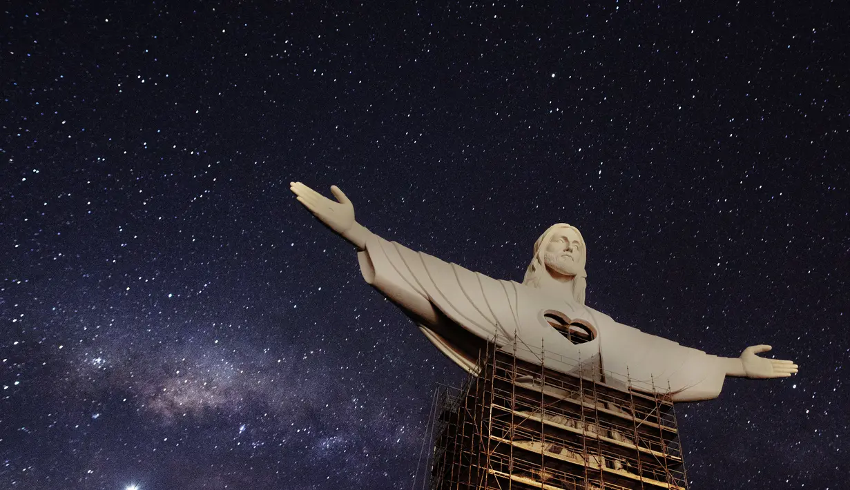 Pemandangan patung Christ the Protector (Kristus Sang Penjaga) yang sedang dibangun di Encantado, negara bagian Rio Grande do Sul, Brasil, pada 29 Oktober 2021. Patung itu akan lebih besar dari Christ the Redeemer milik Rio de Janeiro dan menjadi tertinggi ketiga di dunia. (SILVIO AVILA / AFP)