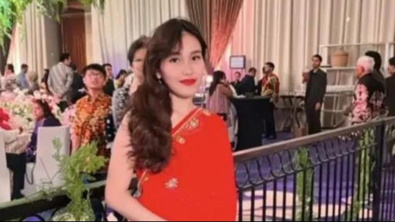 Intip Ayu Ting Ting Calon ibu Persit yang Mempesona Dalam Busana Merah Khas Bollywood Saat Kondangan