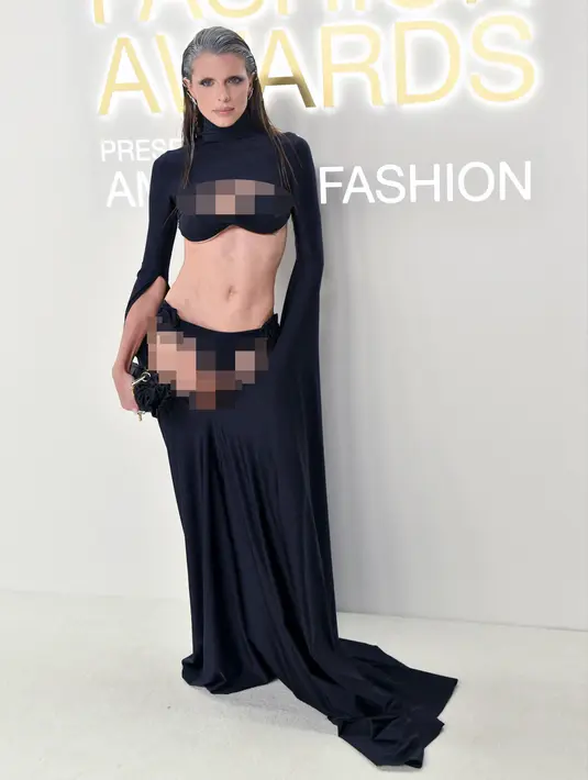 <p>Julia Fox menghadiri CFDA Fashion Awards di Cipriani South Street, New York, Amerika Serikat, 7 November 2022. Melalui busana yang dikenakan, Julia Fox bisa memamerkan otot perut kencangnya. (Andrea RENAULT/AFP)</p>