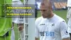 Video pemain Swansea City, Mike van der Hoorn, gagal cetak gol di depan gawang Liverpool pada Sabtu (1/10/2016).