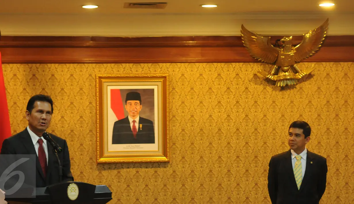 Pejabat baru Menpan-RB, Asman Abnur (kiri) memberi sambutan perdana saat serah terima jabatan di Kemenpan RB, Jakarta, Rabu (27/7). Asman Abnur resmi menjabat Menpan-RB menggantikan Yuddy Chrisnandi. (Liputan6.com/Helmi Fithriansyah)