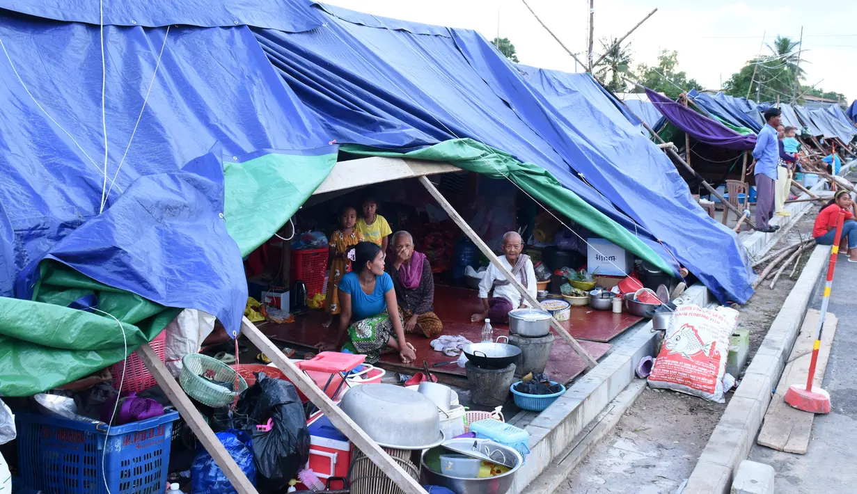 Para korban banjir tinggal di dalam tenda yang didirikan di pinggir sebuah jalan di Distrik Mongkul Borey, Provinsi Banteay Meanchey, Kamboja, pada 21 Oktober 2020. Sejauh ini banjir bandang di Kamboja telah merenggut 34 jiwa dan memaksa puluhan ribu orang dievakuasi. (Xinhua/Li Lay)