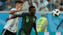 Pemain timnas Nigeria, Oghenekaro Etebo berebut bola dengan pemain Argentina, Enzo Perez pada matchday terakhir Grup D Piala Dunia 2018 di Stadion St Petersburg, Selasa (26/6). Argentina meraih tiket ke 16 besar setelah menang 2-1. (AP/Dmitri Lovetsky)
