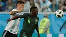 Pemain timnas Nigeria, Oghenekaro Etebo berebut bola dengan pemain Argentina, Enzo Perez pada matchday terakhir Grup D Piala Dunia 2018 di Stadion St Petersburg, Selasa (26/6). Argentina meraih tiket ke 16 besar setelah menang 2-1. (AP/Dmitri Lovetsky)