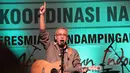 Iwan Fals beraksi di acara Rakornas Kementerian Desa, Pembangunan Daerah Tertinggal dan Transmigrasi, Jakarta, Senin (31/3/2015). Dalam benak Iwan Fals desa itu aman, tentram dan air yang jernih. (Liputan6.com/Helmi Afandi)
