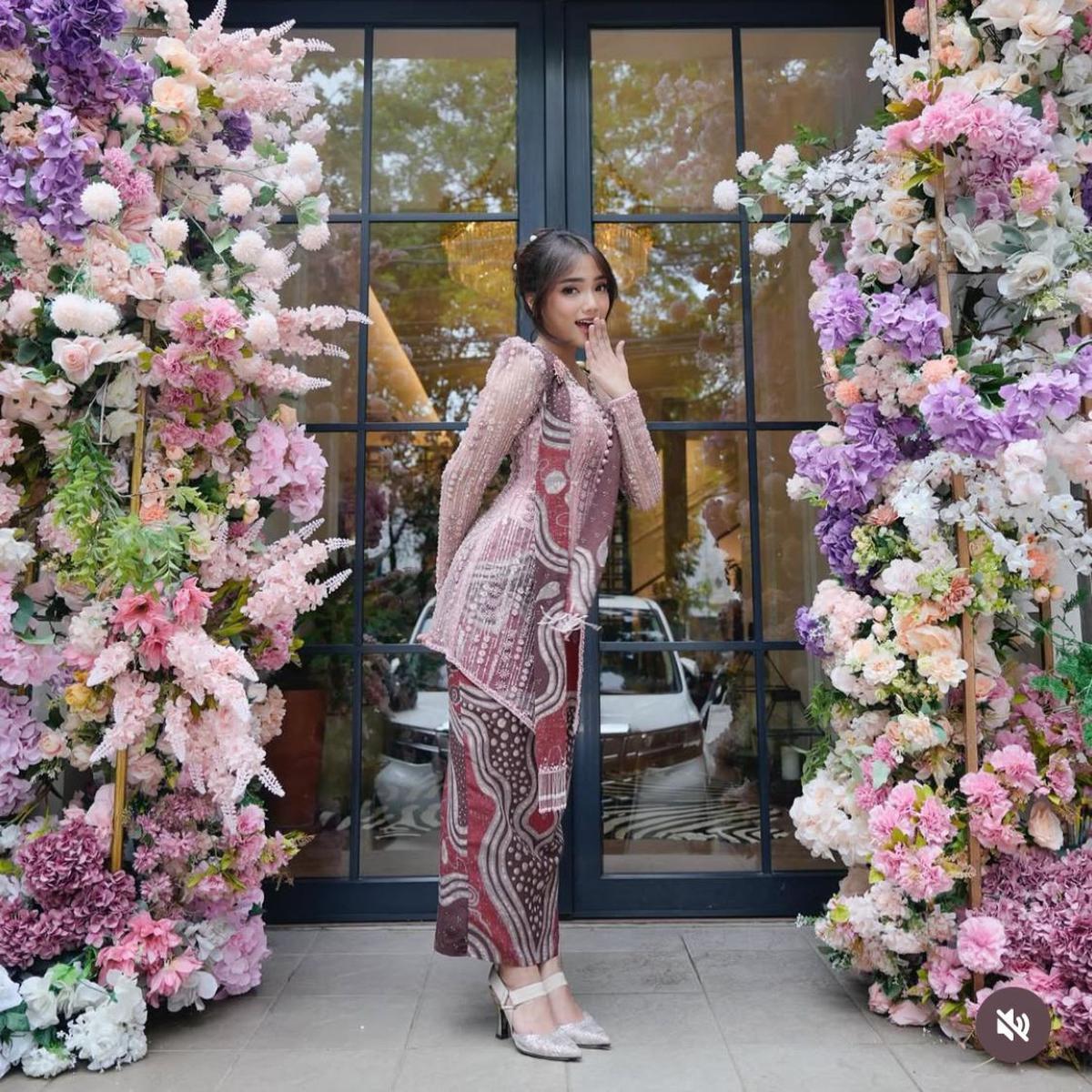 Model Rok Kebaya Modern ala Fuji, Tren Baru yang Wajib Dicoba!