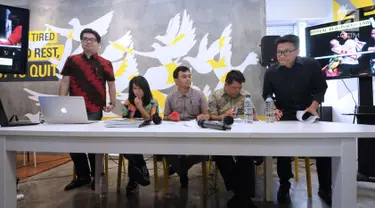 Direktur Eksekutif Amnesty International Indonesia, Usman Hamid (kanan) bersiap memberi keterangan di Jakarta, Kamis (5/4). Dalam keterangannya, Amnesty International Indonesia mendesak pemerintah menghapus UU PNPS 1965. (Liputan6.com/Helmi Fithriansyah)