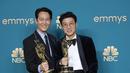 Sutradara Hwang Dong-hyuk berpose dengan Lee Jung-jae pemenang Emmy untuk aktor utama terbaik Terbaik dalam serial “Squid Game” di ajang Emmy Awards ke-74 di Microsoft Theater, Los Angeles, Amerika (11/9/2022). (AP Photo/Jae C. Hong)
