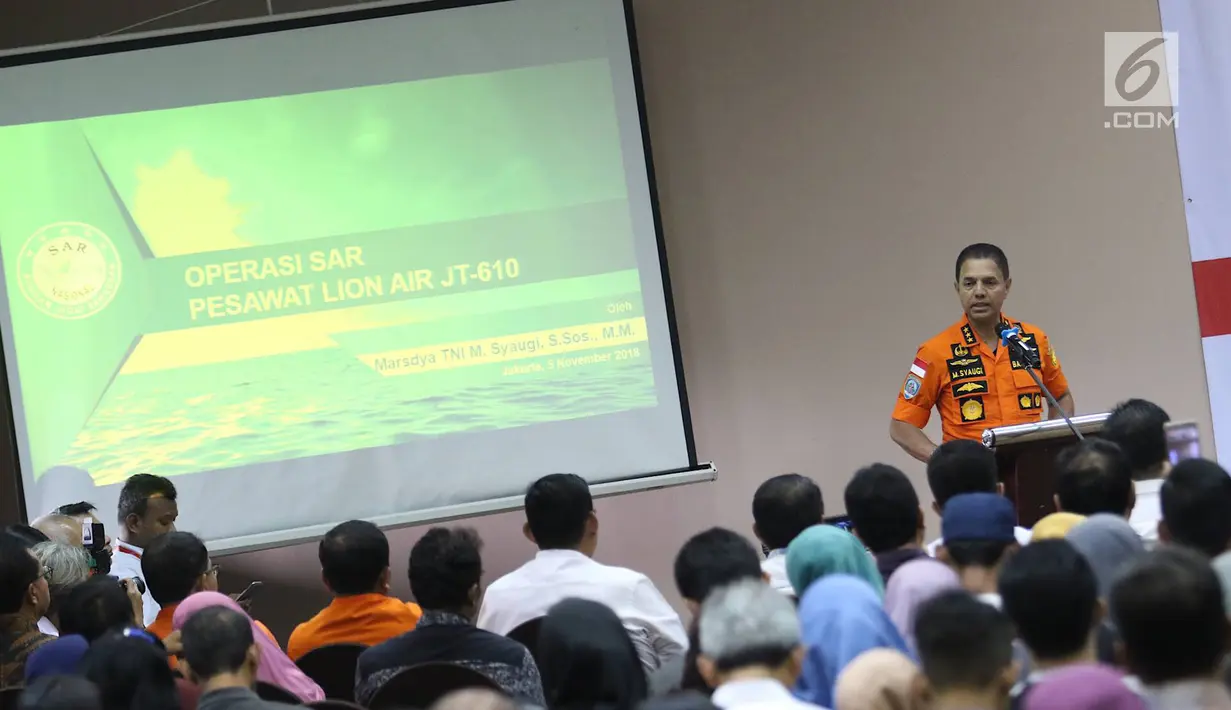 Ketua Basarnas Marsekal Madya M. Syaugi memaparkan evaluasi saat konfrensi pers proses evakuasi Lion Air JT 610 di Krisis Center, Jakarta, Senin (5/11). Evaluasi dilakukan langsung di hadapan keluarga korban. (Liputan6.com/Immanuel Antonius)