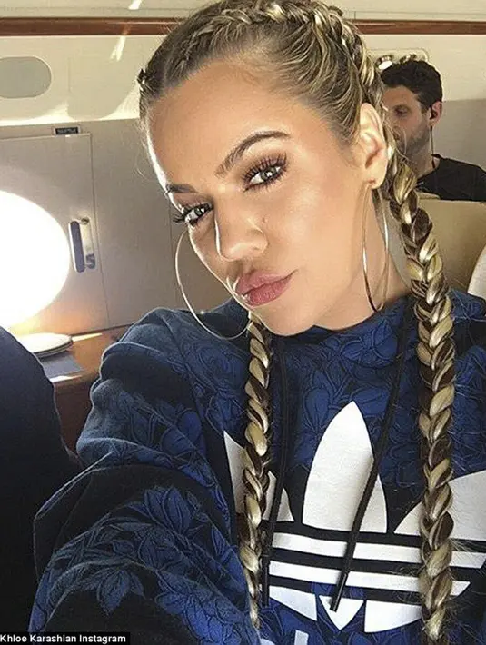 Khloe Kardashian memang nggak asing dengan kepangan rambutnya yang seperti ini. Gemas banget! (instagram/khloekardashian)