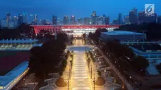 Pemandangan udara Stadion Utama Gelora Bung Karno yang dihiasi lampu LED, Senayan, Jakarta, Rabu (10/1). GBK kini menggunakan lampu berkekuatan 3.500 lux atau dua kali lebih besar dari sebelumnya 1.200 lux. (Liputan6.com/Arya Manggala)
