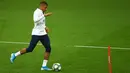 Penyerang Paris Saint-Germain (PSG), Kylian Mbappe menggiring bola saat mengikuti sesi latihan tim di kompleks olahraga TT Ali Samiyen di Istanbul (30/9/2019). PSG akan bertanding melawan tuan rumah Galatasaray pada grup A Liga Champions di Türk Telekom Stadium. (AFP Photo/Ozan Kose)