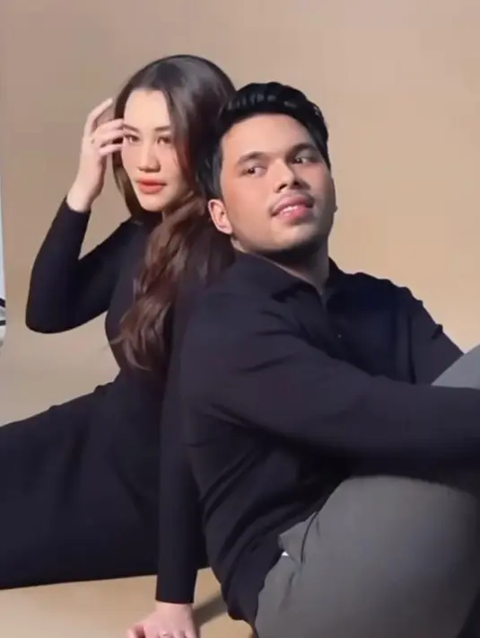 Meski tidak diketahui acara pemotretan Thariq dan Aaliyah, namun netizen ramai menduga mereka sedang prewedding. Bagaimana menurutmu, Sahabat Fimela? [IG: @erichalamin]