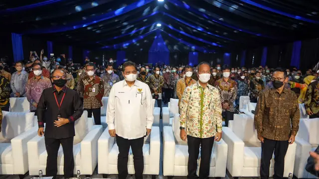 Menteri Koordinator Bidang Perekonomian Airlangga Hartarto pada acara “The First Production of Local Electrified Vehicle: From Indonesia to the World” yang diadakan PT Toyota Motor Manufacturing Indonesia (TMMIN) di Karawang, Senin (21/11/2022).