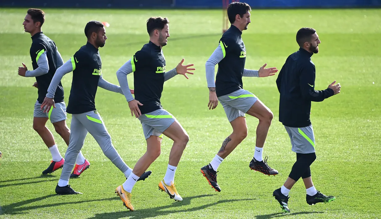 Pemain Atletico Madrid saat mengikuti latihan jelang menghadapi Lokomotiv Moscow pada laga matchday keempat Liga Champions di Estadio Wanda Metropolitano, Selasa (24/11/2020). Atletico Madrid akan menghadapi Lokomotiv Moscow. (AFP/Gabriel Bouys)