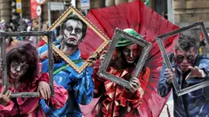Sejumlah peserta berkostum zombie berpose untuk wartawan saat mengikuti parade "Zombie Walk" di Sao Paulo, Brasil, Senin (2/11/2015). (REUTERS / Paulo Whitaker)