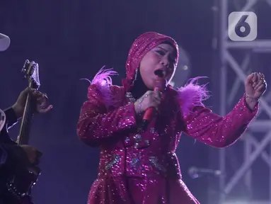 Penyanyi dangdut legendaris, Elvy Sukaesih tampil pada hari kedua Synchronize Fest 2024 di JIExpo Kemayoran, Jakarta, Sabtu (5/10/2024). (Liputan6.com/Herman Zakharia)