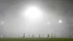 Pemain FC Fastav Zlin dan F.C. Copenhagen saat bertanding dengan suasana kabut tebal pada Grup F Liga Europa di Stadion Andruv, Ceko (19/10). Kabut tebal mendadak menutup stadion yang menyebabkan berkurangnya jarak pandang. (AP Photo/Petr David Josek)